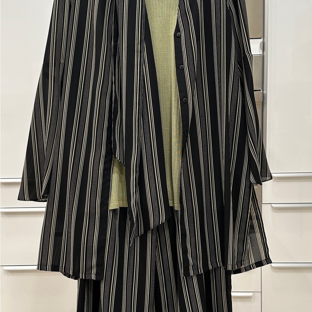 4 pc set: wide legged pants, knot top, matching blouse and scarf. Size Large